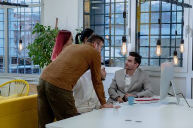 Bir toplantıda Arap iş adamları