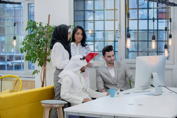 Empresarios árabes en una reunión —  Fotos de Stock