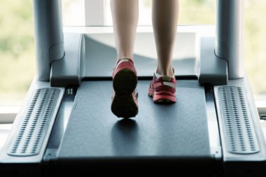 Vurgulanan dijital bileşik ayak kadın koşu kemiklerin