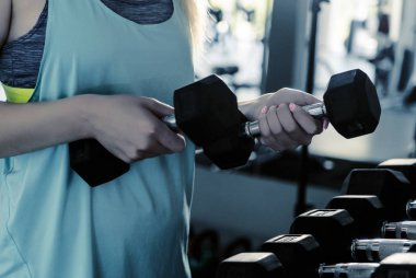 Spor salonunda halter kullanan kadınlar.