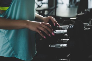 Spor salonunda halter kullanan kadınlar.