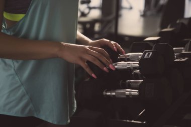 Spor salonunda halter kullanan kadınlar.
