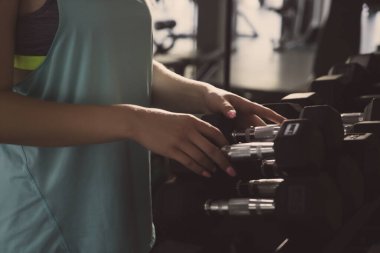 Spor salonunda halter kullanan kadınlar.