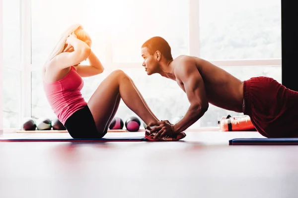 Muscular couple doing abs exercises — Stock Photo, Image