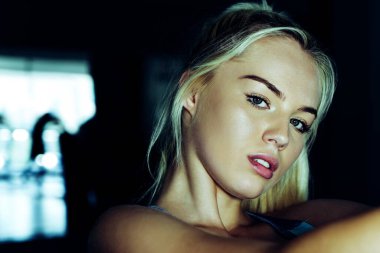 Sportif kadın spor salonunda trx egzersizleri yapıyor