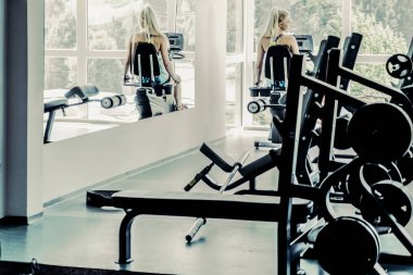 Fitness kadınları modern spor salonunda egzersiz yaparlar.