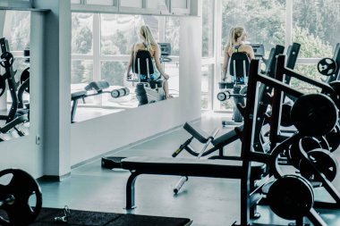 Fitness kadınları modern spor salonunda egzersiz yaparlar.