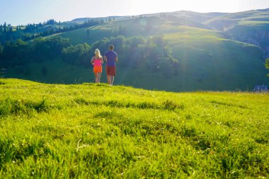 Açık havada spor yapan bir kaç fitness koşucusu. Aktif yaşayan erkek ve kadın yazın doğa antremanında koşu yapıyorlar..