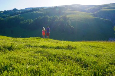 Açık havada spor yapan bir kaç fitness koşucusu. Aktif yaşayan erkek ve kadın yazın doğa antremanında koşu yapıyorlar..