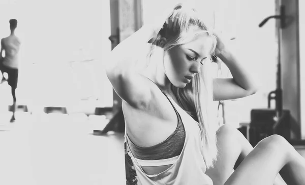 健身女子在健身房做腹肌运动的画像 — 图库照片