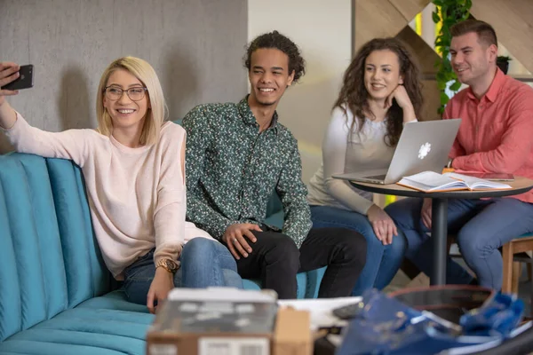 Grupo de estudantes universitários sorrindo felizes fazendo uma selfie juntos — Fotografia de Stock