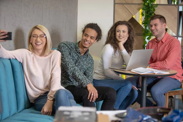 Grupo de estudiantes universitarios sonriendo felizmente haciendo una selfie juntos — Foto de Stock