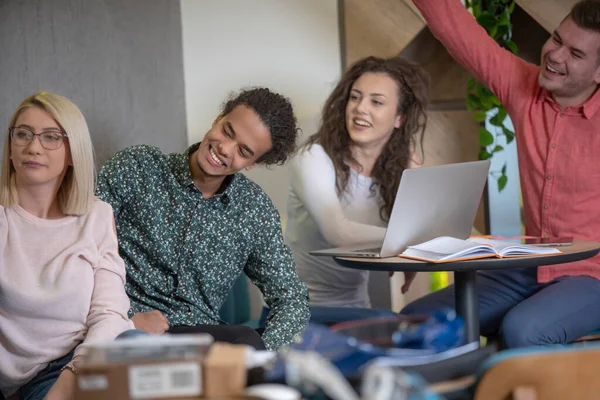 Grupo de estudantes universitários sorrindo felizes fazendo uma selfie juntos — Fotografia de Stock