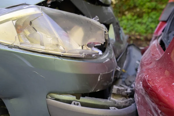 Autounfall mit zwei Autos auf einer Stadtstraße - Bild — Stockfoto