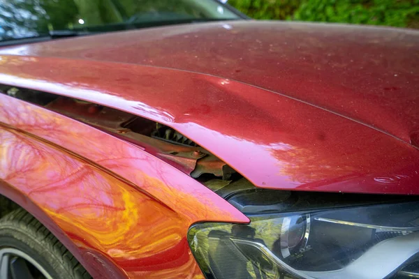 Autounfall mit zwei Autos auf einer Stadtstraße - Bild — Stockfoto