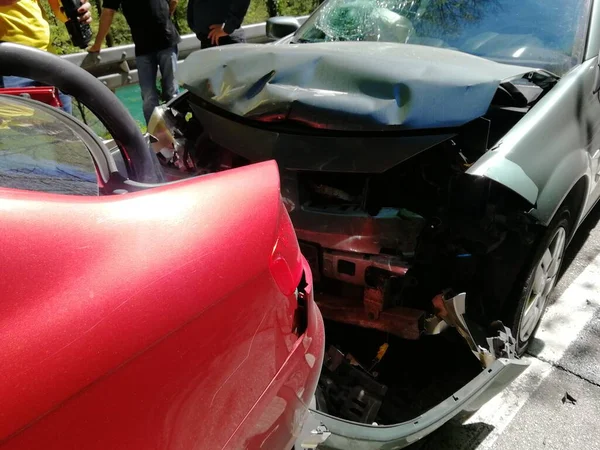 Autounfall mit zwei Autos auf einer Stadtstraße - Bild — Stockfoto