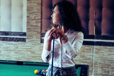 Bir barda Bilardo oynayan güzel gülümseyen kadın