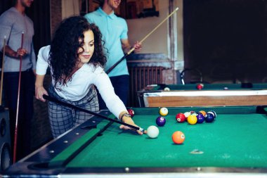 Bir barda Bilardo oynayan güzel gülümseyen kadın