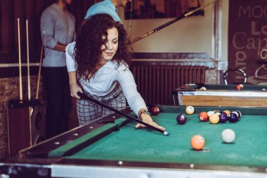 Bir barda Bilardo oynayan güzel gülümseyen kadın