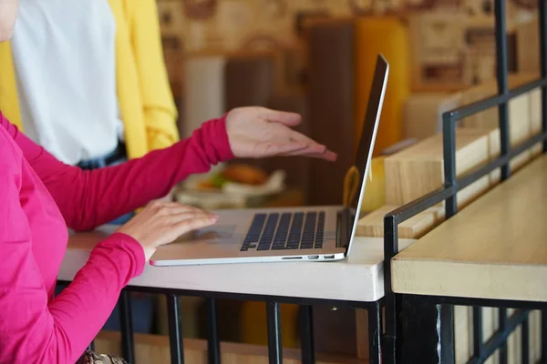 Freelancer trabajando en laptop en caffe — Foto de Stock