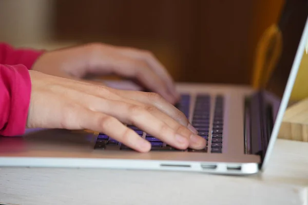 Freelancer trabajando en laptop en caffe — Foto de Stock