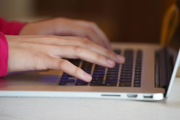 Freelancer trabajando en laptop en caffe — Foto de Stock