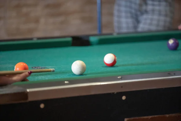 Juego deportivo de billar en un paño verde. Bolas de billar con n —  Fotos de Stock