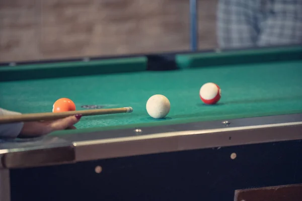 Jogo de esportes de bilhar em um tecido verde. Bolas de bilhar com n — Fotografia de Stock