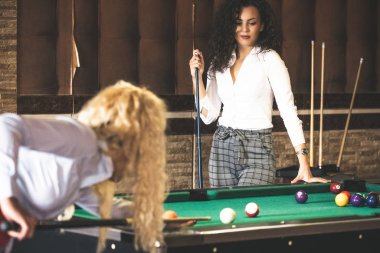 Bir barda Bilardo oynayan güzel gülümseyen kadın