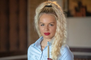 Bir barda Bilardo oynayan güzel gülümseyen kadın