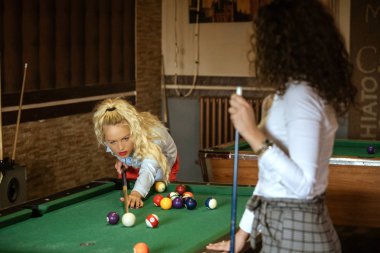 Bir barda Bilardo oynayan güzel gülümseyen kadın