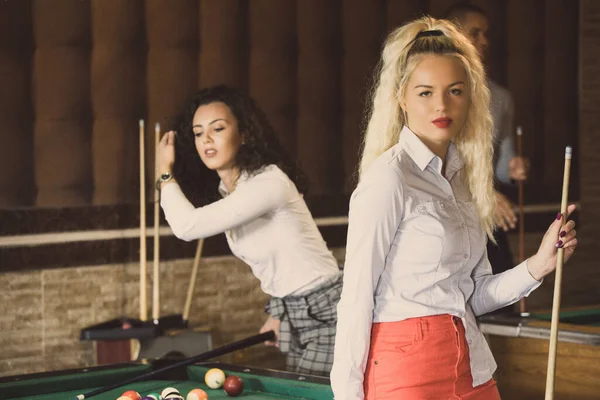 Belle donne sorridenti che giocano a biliardo in un bar — Foto Stock