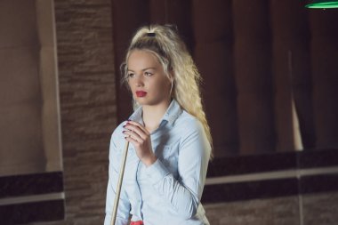 Bir barda Bilardo oynayan güzel gülümseyen kadın