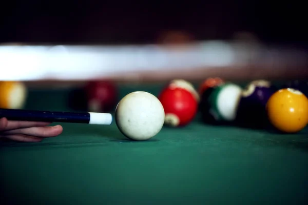 Jogo de esportes de bilhar em um tecido verde. Bolas de bilhar com n — Fotografia de Stock