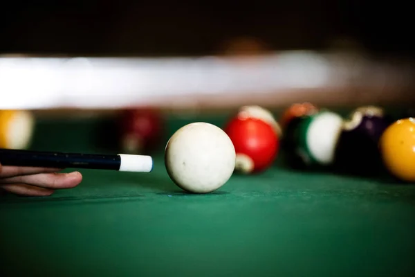 Juego deportivo de billar en un paño verde. Bolas de billar con n —  Fotos de Stock