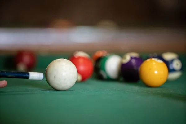 Juego deportivo de billar en un paño verde. Bolas de billar con n —  Fotos de Stock