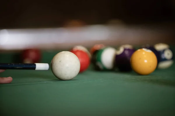 Juego deportivo de billar en un paño verde. Bolas de billar con n —  Fotos de Stock