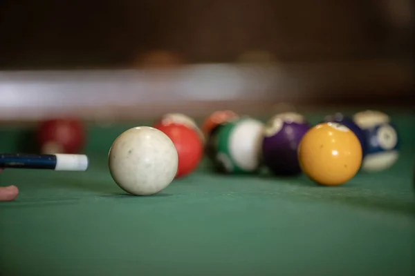 Jogo de esportes de bilhar em um tecido verde. Bolas de bilhar com n — Fotografia de Stock