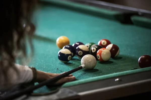 Schöne lächelnde Frauen beim Billardspielen an einer Bar — Stockfoto