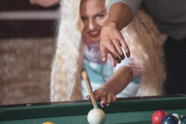 Jovem casal jogar snooker juntos no bar — Fotografia de Stock