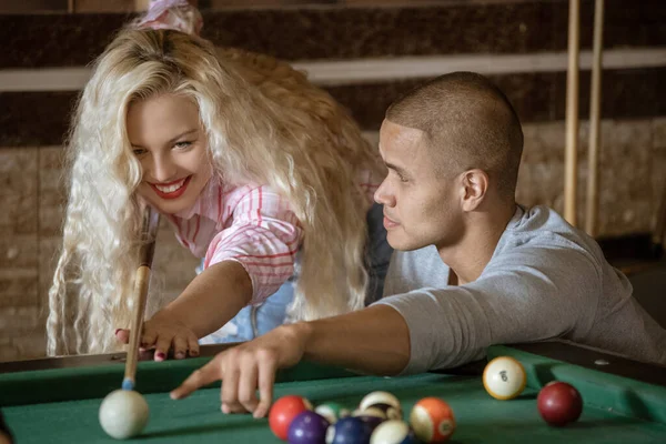 Jovem casal jogar snooker juntos no bar — Fotografia de Stock