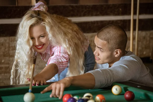 Młoda para gra w snookera razem w barze — Zdjęcie stockowe