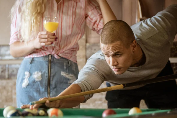 Młoda para gra w snookera razem w barze — Zdjęcie stockowe