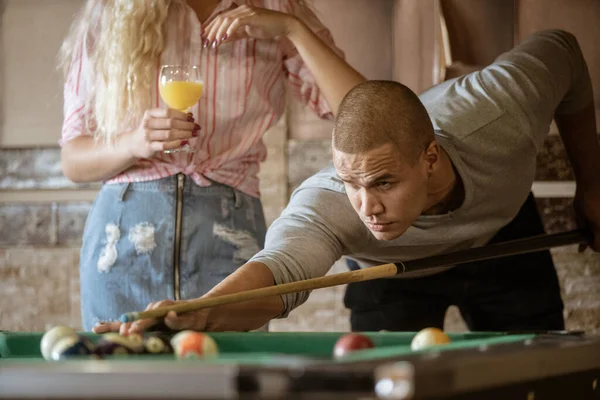 Junges Paar spielt gemeinsam Snooker in Bar — Stockfoto