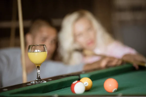 Jovem casal jogar snooker juntos no bar — Fotografia de Stock