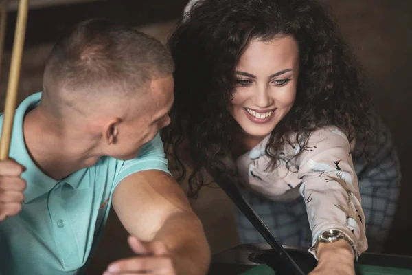 Jovem casal jogar snooker juntos no bar — Fotografia de Stock