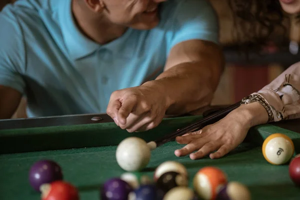 Junges Paar spielt gemeinsam Snooker in Bar — Stockfoto