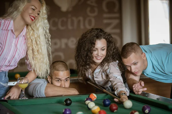 Jovens brincando de snooker — Fotografia de Stock