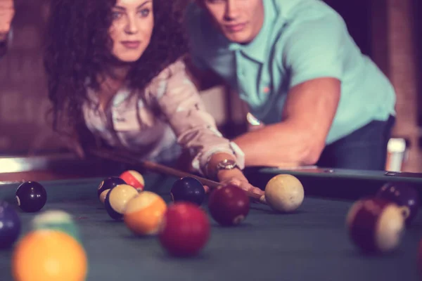 Jovens brincando de snooker — Fotografia de Stock