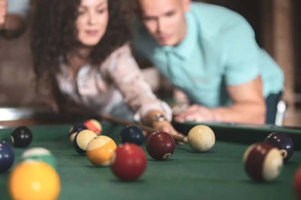 Junge Leute spielen Snooker — Stockfoto